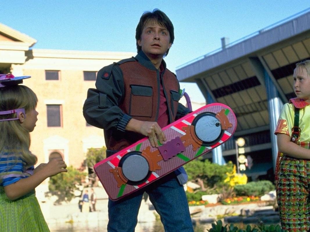 Marty McFly con la hoverboard en Volver al Futuro 2